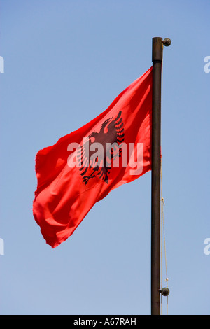 Albanische Flagge am Fahnenmast JMH2612 Stockfoto