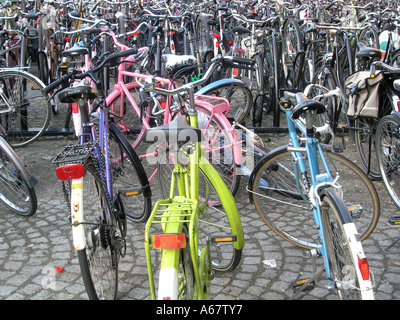 zahlreiche Fahrräder geparkt vor dem Bahnhof Maastricht Niederlande Stockfoto