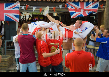 Gruppe der englischen Fußball-Fans feiern in Kavos Korfu nach England schlagen Ecuador am 25. Juni 2006 in den Welt-Cup-JMH2701 Stockfoto