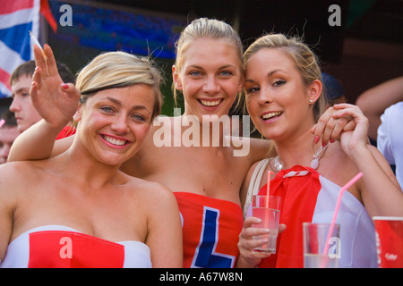 Drei junge Frauen England Fußball-Fans in Kavos Korfu nach England Ecuador am 25. Juni 2006 in den Welt-Cup-JMH2706 schlagen Stockfoto