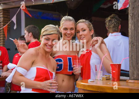 Drei junge Frauen England Fußball-Fans in Kavos Korfu nach England Ecuador am 25. Juni 2006 in den Welt-Cup-JMH2707 schlagen Stockfoto