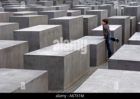 Kleiner Junge in das Holocaust-Mahnmal in Berlin, Deutschland Stockfoto