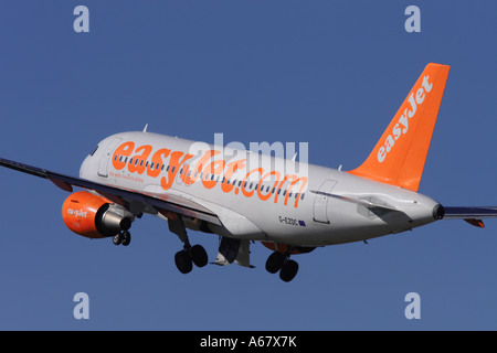 EasyJet Airbus A319 Flugzeug Flugzeug abheben mit Fahrwerk ausfahren Stockfoto