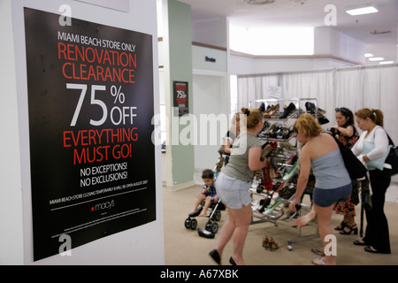 Miami Beach Florida, Macy's Kaufhaus, Renovierungs-Sonderangebote, Käufer, Käufer, Verbraucher, Schnäppchenjagd, Rabatte, Rabatte, Shopping Shopper Stockfoto