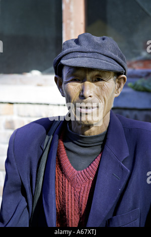 CHINA SIMATAI älterer Bauer stand vor seinem Ziegel kommunale Bauernhaus Stockfoto