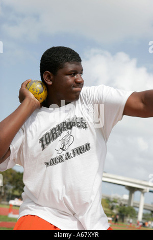 Miami Florida, Overtown, Booker T. Washington High School, Campus, öffentliche Schulbahn treffen, Studenten Sport Wettbewerb, Anstrengung, Fähigkeit, Black man Stockfoto