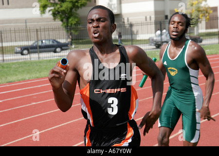 Miami Florida, Overtown, Booker T. Washington High School, Campus, öffentliche Schulbahn treffen, Studenten Sport Wettbewerb, Anstrengung, Fähigkeit, Black man Stockfoto