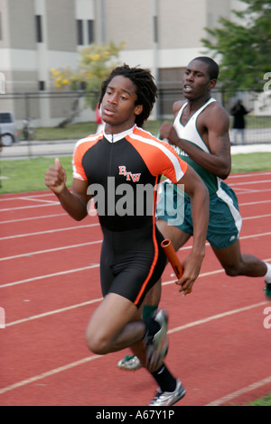 Miami Florida, Overtown, Booker T. Washington High School, Campus, öffentliche Schulbahn treffen, Studenten Sport Wettbewerb, Anstrengung, Fähigkeit, Black man Stockfoto