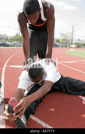 Miami Florida, Overtown, Booker T. Washington High School, Campus, öffentliche Schulbahn treffen, Studenten Sport Wettbewerb, Anstrengung, Fähigkeit, Black man Stockfoto