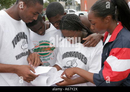 Miami Florida, Overtown, Booker T. Washington High School, Campus, öffentliche Schulbahn treffen, Studenten Sport Wettbewerb, Anstrengung, Fähigkeit, Black Wom Stockfoto