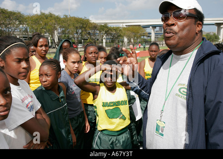 Miami Florida, Overtown, Booker T. Washington High School, Campus, öffentliche Schulbahn treffen, Studenten Sport Wettbewerb, Anstrengung, Fähigkeit, Black man Stockfoto