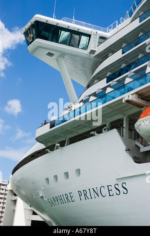 Stock Foto von der Brücke des Kreuzfahrtschiffes Sapphire Princess festgemacht in Auckland, Neuseeland. 2007. Stockfoto