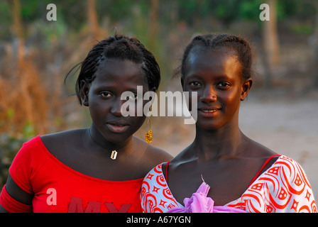 Zwei lokale Mädchen in dem kleinen Dorf tanji, Gambia, Südafrika Stockfoto