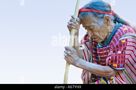 ACAL GUATEMALA eine Seniorin Maya Mam offensichtlich Schmerzen lehnt sich auf ihren Gehstock Stockfoto