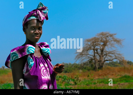 Junge Frau mit Baobab Baum im Hintergrund, in der Nähe von tanji, Gambia, Südafrika Stockfoto