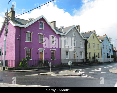 Vier identische Reihenhaus befindet sich in verschiedenen Farben Dalkey bei Dublin Stockfoto