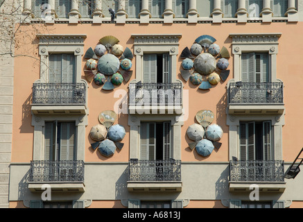 Die eklektische Fassade des Hauses Casa Bruno Cuadros von Josep Vilaseca, dekoriert mit Sonnenschirmen in der Las Ramblas Straße Barcelona Katalonien Spanien Stockfoto
