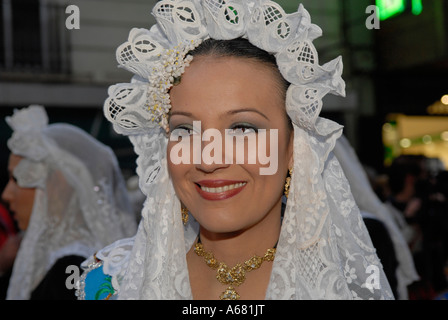 Junge Fallera Frau trägt traditionelle weiße Spitze Kopfbedeckung während Las Fallas oder Fellas Festival in der Stadt Valencia Spanien Stockfoto