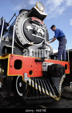 Mann, die Reinigung der Vorderseite der Outeniqua Choo-Tjoe Zug Garden Route in Südafrika Stockfoto