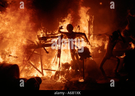 Annas und Pappmaché Ninot Marionetten in Brand gesetzt während La Crema, der letzte Tag der Las Annas Volksfest statt in der Stadt von Valencia Spanien Stockfoto