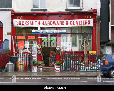 Metallwarenhändler Anzeigen von seinem Lager auf dem Bürgersteig Dublin Irland Stockfoto