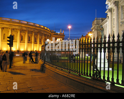Toren auf die West Front des Trinity College mit der Bank of Ireland in den Rücken Dublin Irland Stockfoto