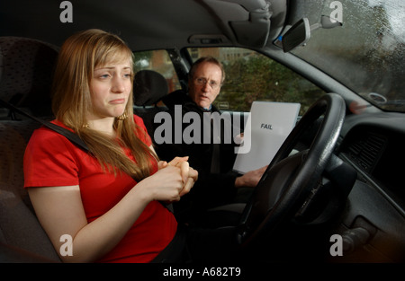 Unglückliche junge Frau gescheiterten Fahrprüfung Stockfoto