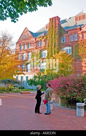 Macalester College-Studenten im Rathaushof Old Main sprechen.  St Paul Minnesota USA Stockfoto