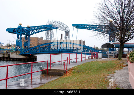 Fußgängerzone Hubbrücke im Canal Park mit Aerial Lift Bridge im Hintergrund.  Duluth, Minnesota USA Stockfoto