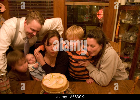 Familie Ausblasen der Kerzen auf der Geburtstagstorte Mütter.  St Paul Minnesota USA Stockfoto