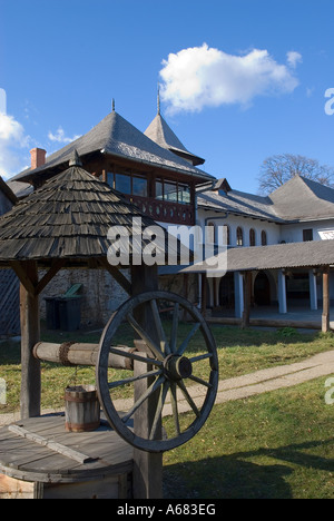 Ländliche Wasser gut im ethnographischen Dorf Museum ausgestellt. (Muzeul National al Satului Dimitrie Gusti) in Bukarest Rumänien Stockfoto