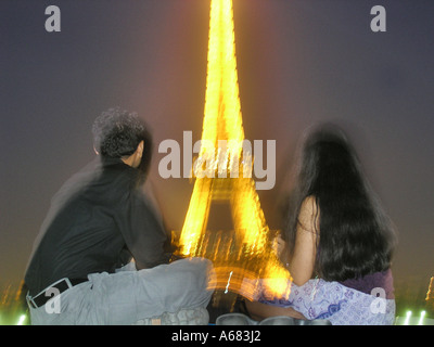 Nahaufnahme von asiatischen paar von hinten gesehen mit Eiffelturm im Hintergrund Paris Frankreich Stockfoto