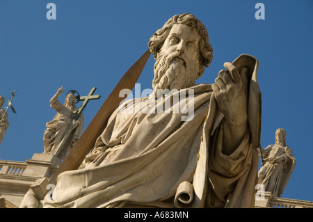 Statue des heiligen Paulus mit einem Schwert von Adamo Tadolini auf dem Petersplatz Piazza San Pietro im Vatikan, Rom Italien Stockfoto