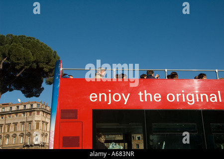 Touristen besichtigen die Stadt mit einem Hop-on-Hop-off-Doppeldecker-Tourbus in Rom, Italien Stockfoto