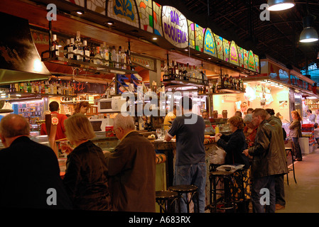 Die Menschen essen in der Bar Boqueria Essen im Mercat de Sant Josep de la Boqueria in der Ciutat Vella Bezirk von Barcelona, Katalonien, Spanien Abschaltdruck Stockfoto
