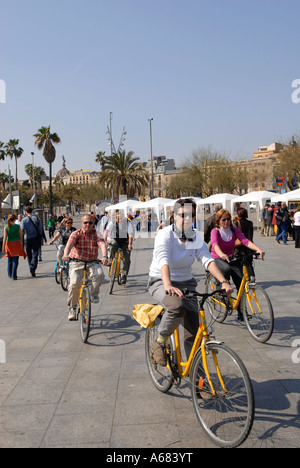 Menschen auf dem Fahrrad entlang des Passeig de Colom Avenue neben dem alten Hafen von Barcelona in Katalonien, Spanien Stockfoto