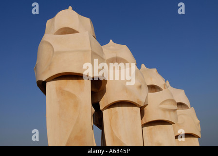 Lüftungstürme des modernistischen Gebäudes Casa Milla im Volksmund als La Pedrera bekannt, das 1912 von Antoni Gaudi entworfen wurde und sich in Barcelona, Spanien, befindet Stockfoto