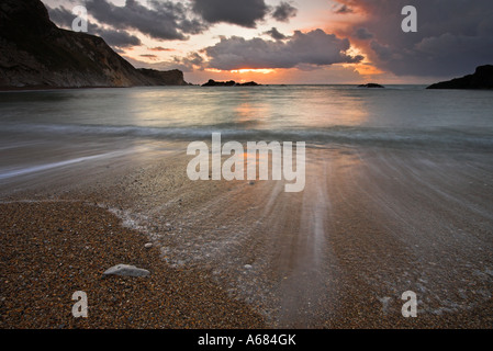 Sonnenaufgang am Mann O Krieg Cove in St. Oswald Bay, Dorset Stockfoto