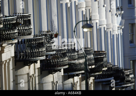 Balkone im Regency Reihenhäuser in Lansdowne Ort hinunter zum Meer in Hove East Sussex Stockfoto