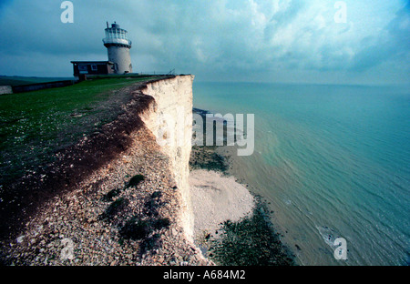 Belle Tout Leuchtturm thront am Rand einer Klippe 350 Fuß hoch am Beachy Head in der Nähe von Eastbourne East Sussex Stockfoto