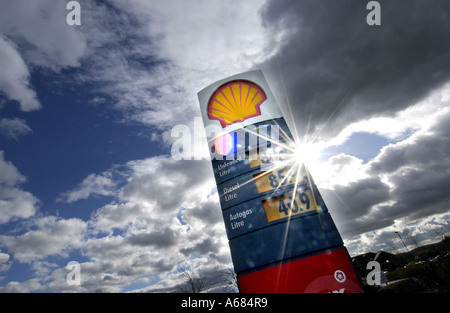 Melden Sie eine Shell-Tankstelle auf der A23 in Hickstead East Sussex 85p Benzin 40,9 p diesel Stockfoto