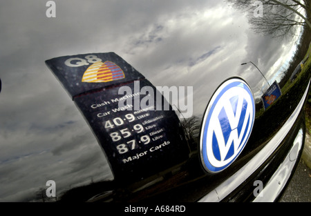 Q8 Tankstelle Zeichen spiegelt sich in der Motorhaube eines VW-Käfers in einer Garage in Patcham in der Nähe von Brighton East Sussex Stockfoto