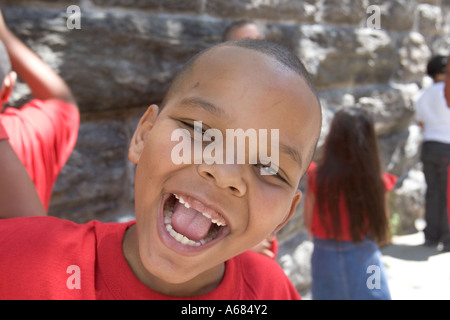 Fröhlicher Junge Lächeln für die Kamera bei einer evangelischen Parade in New York City Herr Stockfoto