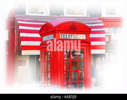 traditionelle rote öffentliche Telefonzelle außerhalb der Kaffee Tasse Cafe in England London Hampstead Stockfoto