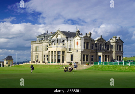 Das 18. Loch am St.-Andreas Clubhaus, Heimat des R & A Golf Club. Stockfoto