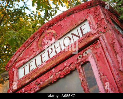 Detail der verfallenen klassische rote Telefonzelle Glastonbury Somerset England Stockfoto