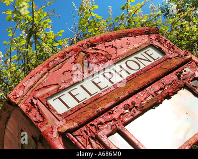 Detail der verfallenen klassische rote Telefonzelle Glastonbury Somerset England Stockfoto