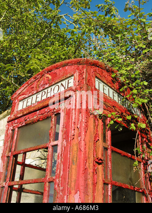 Detail der verfallenen klassische rote Telefonzelle Glastonbury Somerset England Stockfoto