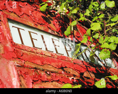 Detail der verfallenen klassische rote Telefonzelle Glastonbury Somerset England Stockfoto