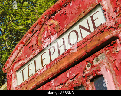 Detail der verfallenen klassische rote Telefonzelle Glastonbury Somerset England Stockfoto